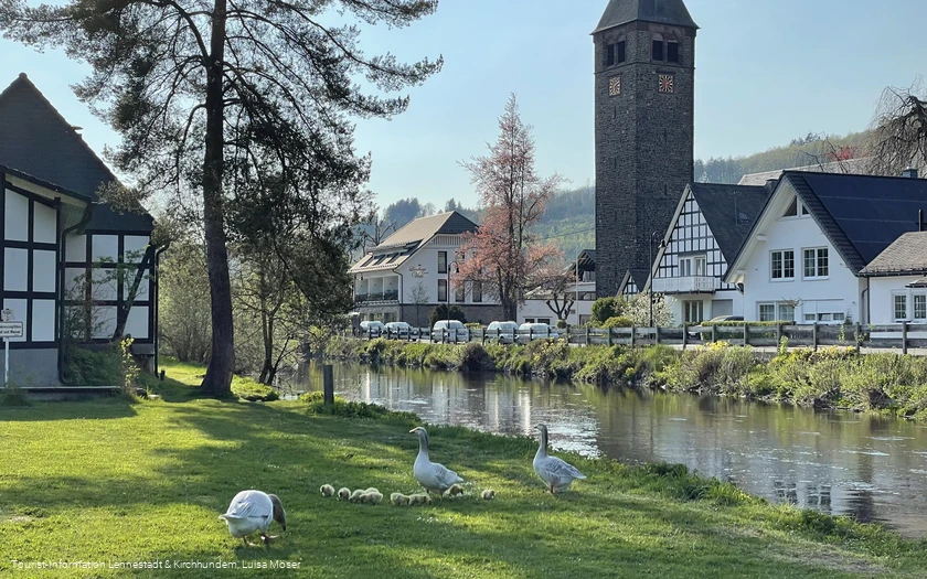 Lenne mit Blick auf die Kirche