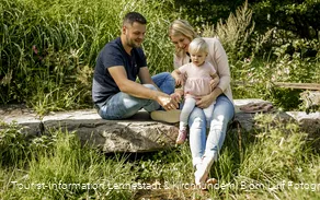 Familie am Bachlauf