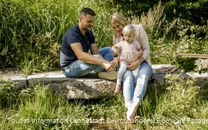 Familie am Bachlauf