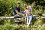 Familie am Bachlauf